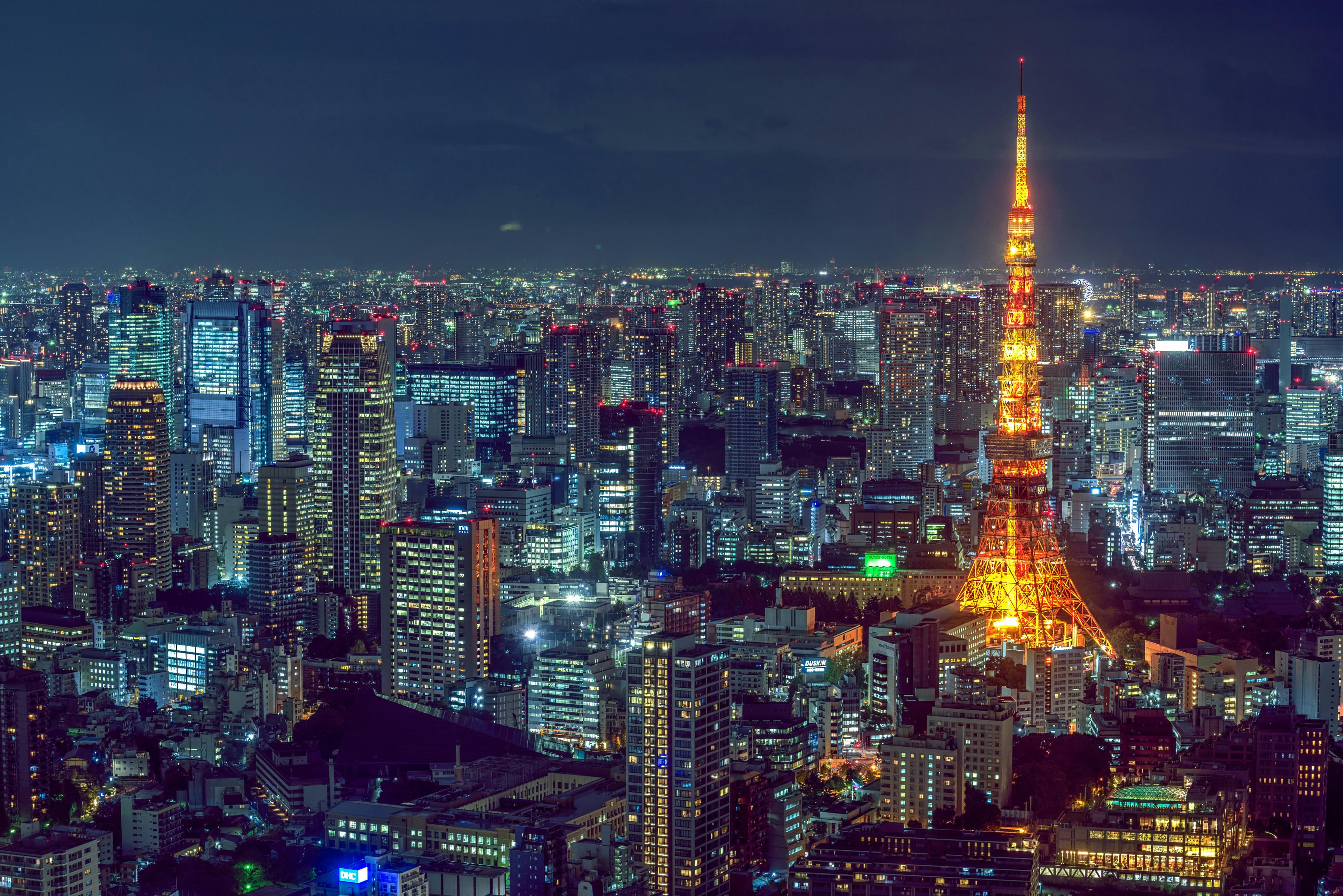 東京の夜景を背景にした画像